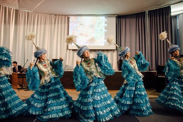 Шикарные костюмы девушек из Казахстана.