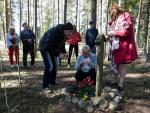 Владимир, Мария и Алла зажгли свечи в память о погибших/Muistokynttilät kaikille kaatuneille. 
