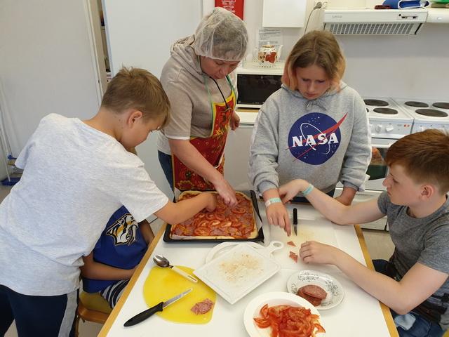 Три Саши и Виктор делают свою пиццу под руководством Ларисы Савковой./Kolme Sachaa, Viktor ja Larisa valmistavat pizzaa. 